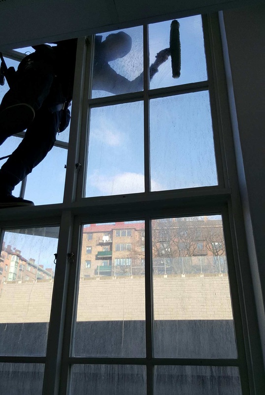 Fönsterputsare i ett fönster