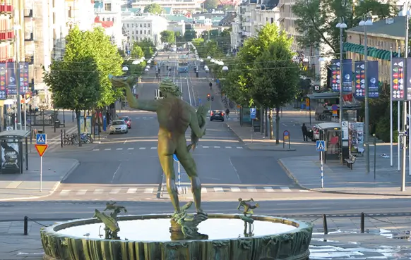 Staty blickandes över Avenyn i Göteborg