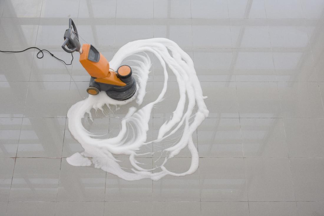 Golvrengöringsmaskin som utför golvvård